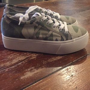 Steve Madden  Camo EMMI Sneaker